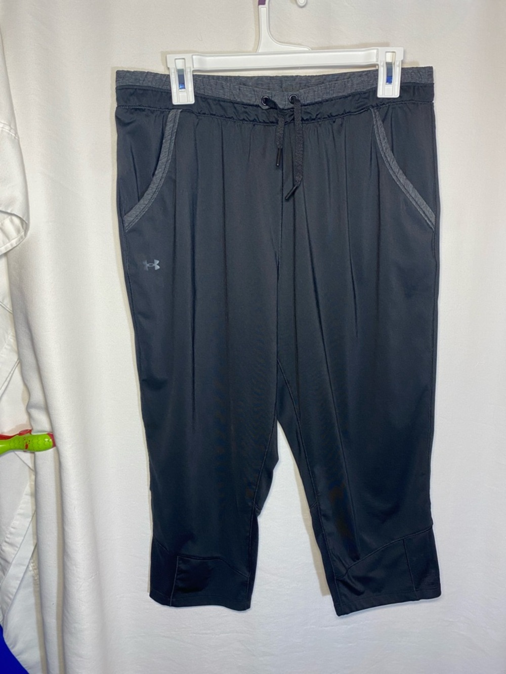 Under Armour Women’s Black Heatgear Capris with Gray Trim, Size large